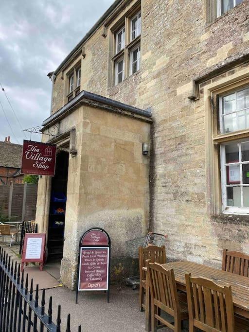 Larks Leaze Lodge, Steeple Ashton, Wiltshire Trowbridge Exterior photo
