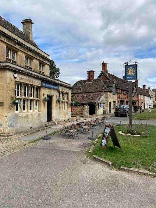 Larks Leaze Lodge, Steeple Ashton, Wiltshire Trowbridge Exterior photo